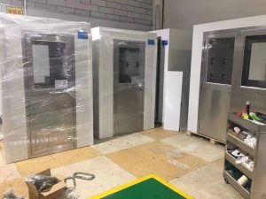 風(fēng)淋室是操作人員進(jìn)入潔凈室時使用的人身凈化裝置。